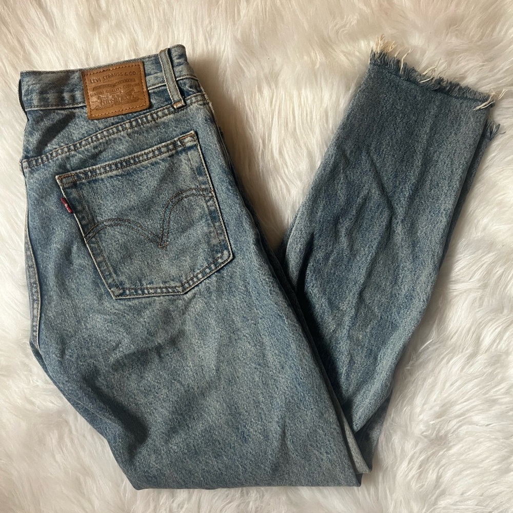 Levi’s Wedgie Fit Raw Hem Jeans Light Wash Size 27